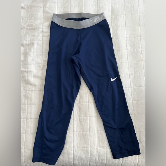 Nike athletic leggings - Picture 2 of 3